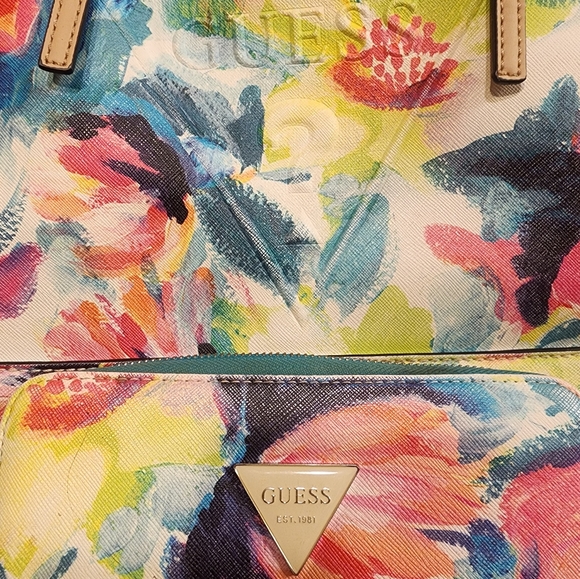 Guess tote and wallet matching tropical patern - Picture 3 of 4